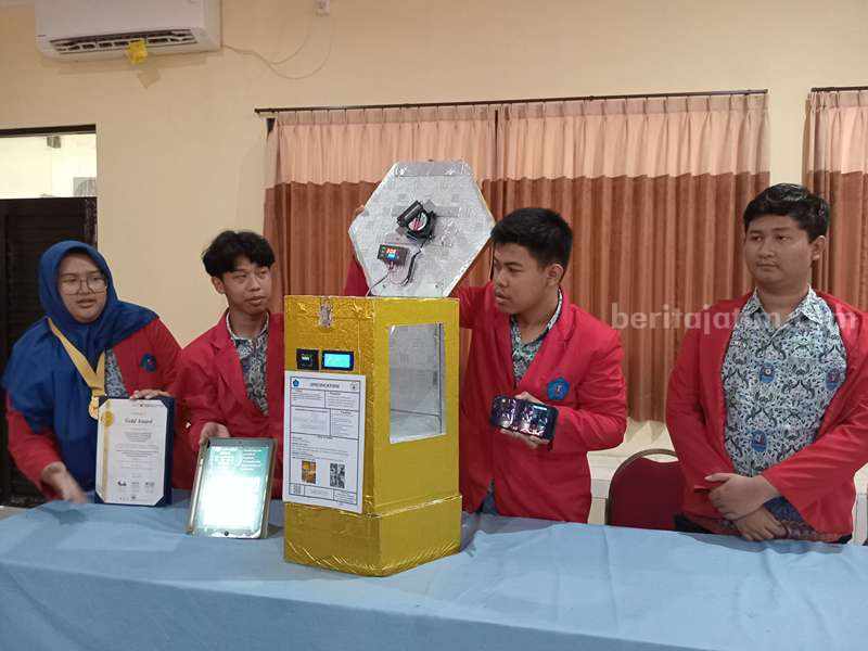 Siswa SMAN 10 Surabaya menunjukkan alat hasil inovasinya