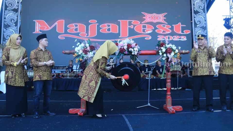 Bupati Mojokerto Ikfina Fahmawati saat membuka Majafest 2023 di Lapangan Kawiryan, Desa Pacing, Kecamatan Bangsal. [Foto : ist]
