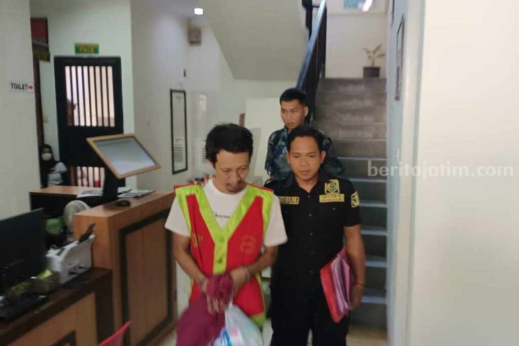 Angkut Ratusan Bal Rokok Tanpa Pita Cukai, Warga Sumenep Dijebloskan ke Penjara Tersangka Ya'qub asal Sumenep Madura saat yang dijebloskan ke tahanan Kejari Lamongan.