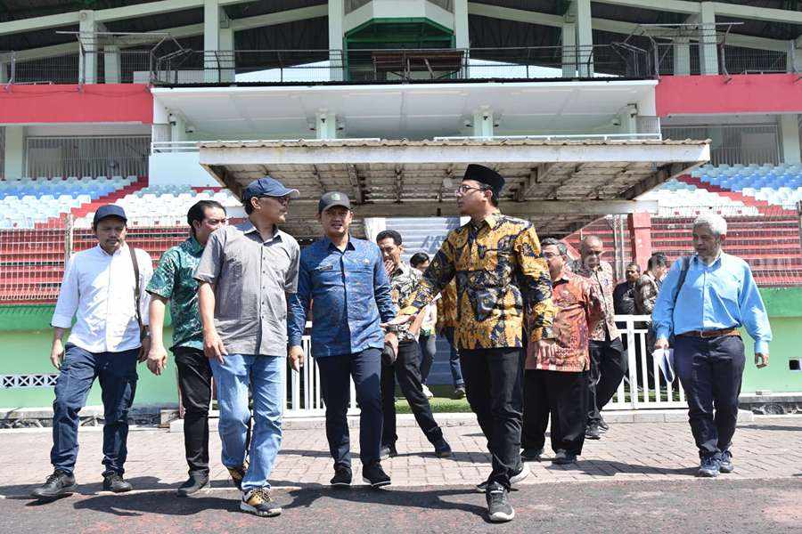 Rombongan Kementerian PUPR didampingi Bupati Sidoarjo Gus Muhdlor melihat kondisi Stadion Gelora Delta Sidoarjo Rombongan Kementerian PUPR didampingi Bupati Sidoarjo Gus Muhdlor melihat kondisi Stadion Gelora Delta Sidoarjo