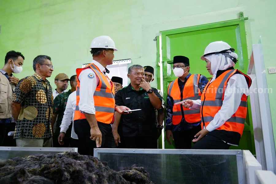 Gubernur Jawa Timur dan Bupati Sidoarjo meninjau kondisi rumput laut di Koperasi Agar Makmur Sentosa Jabon