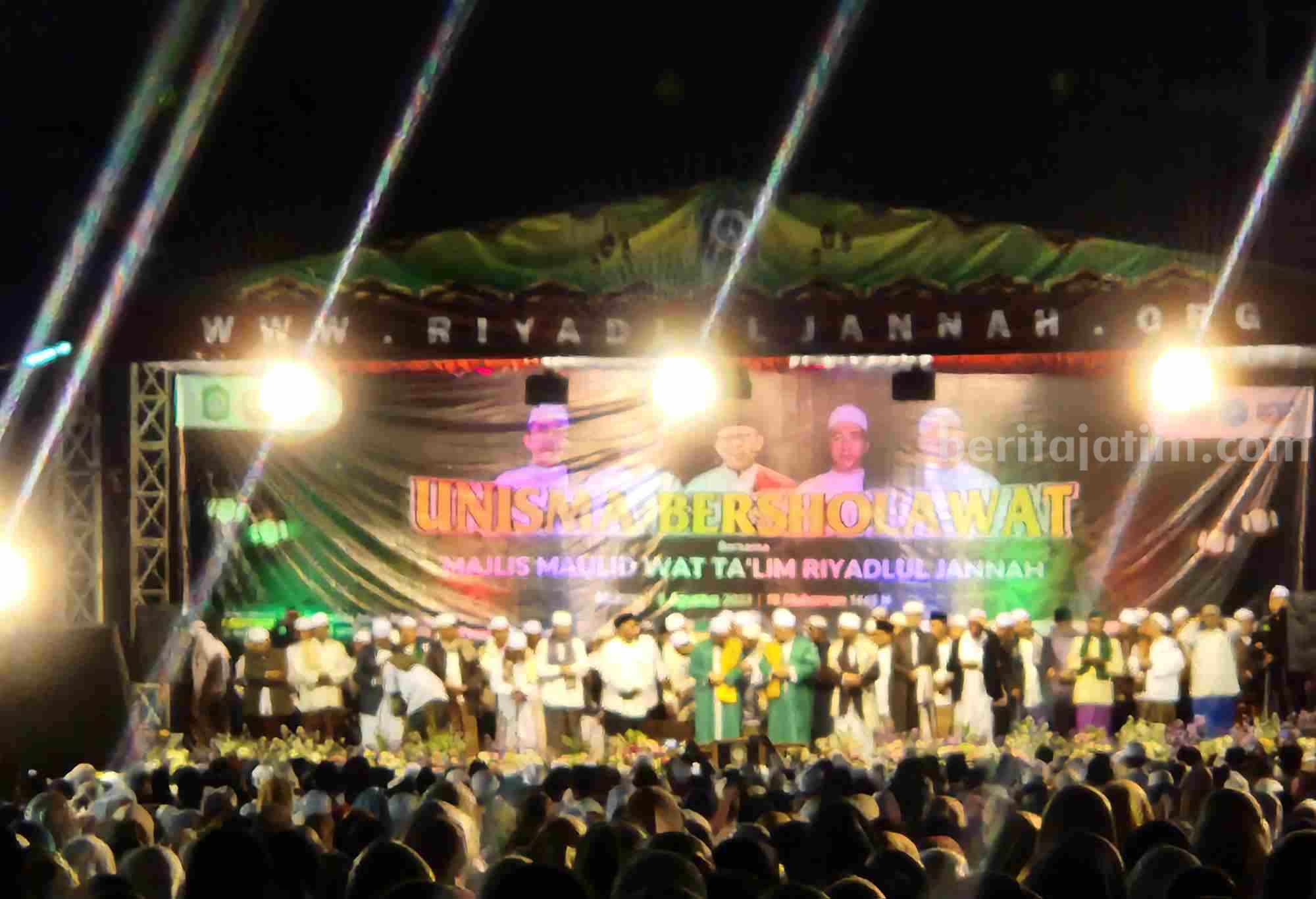 Ribuan jamaah menghadiri majlis maulid wat ta'lim riyadlul jannah (Dani Alifian/beritajatim.com)
