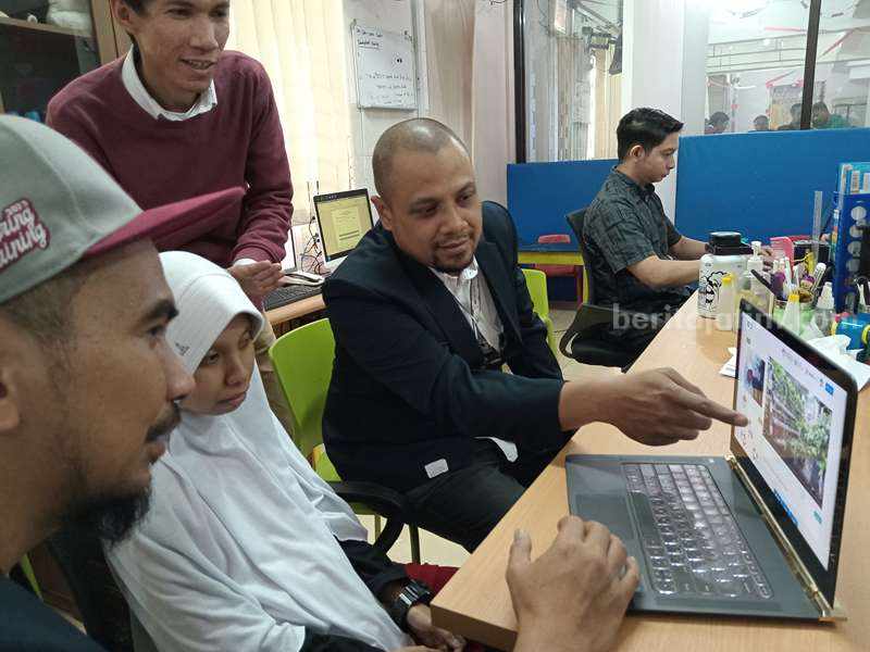 Tim UHW Perbanas Surabaya Ciptakan Aplikasi LXP Inklusif Tim UHW Perbanas memberikan pelatihan di Sekolah Galuh Handayani