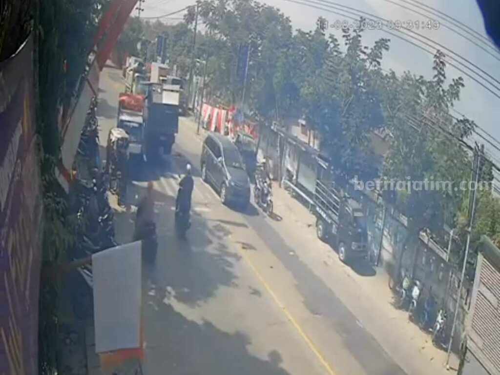 Tangkapan layar rekaman CCTV saat kejadian kecelakaan beruntun di depan Pasar Pungpungan Kecamatan Kalitidu Bojonegoro.