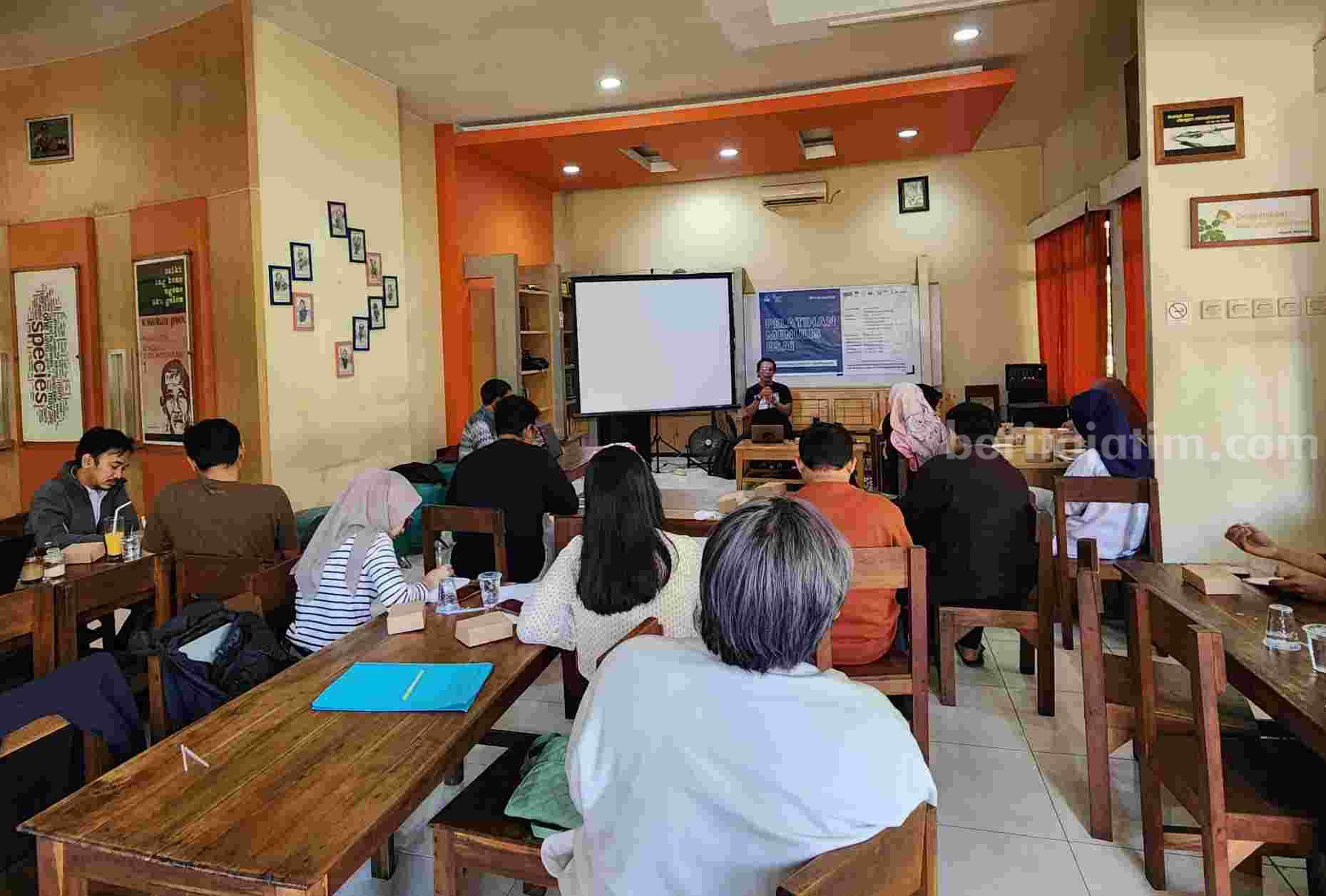 Pertemuan pertama pelatihan menulis esai di Kafe Pustaka UM (Foto: Dani Alifian/beritajatim.com)