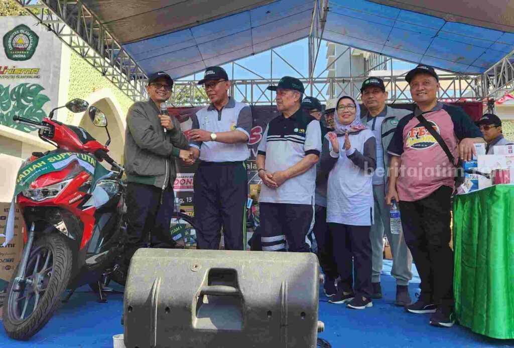 Akhiri Perayaan Dies Natalis ke-42, Unisma Adakan Jalan Sehat Prof Maskuri dan jajarannya menerima honda beat dari PT Turen Indah Property untuk diberikan kepada peserta (Foto: Dani Alifian/beritajatim.com)