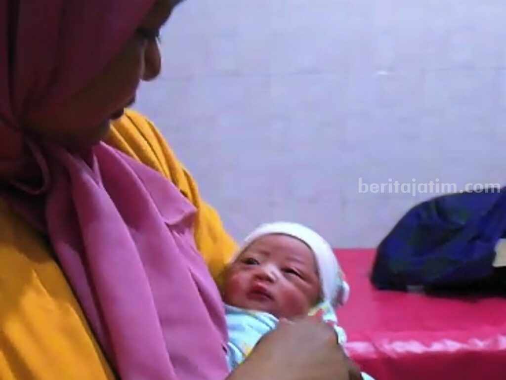 Bayi yang ditemukan di tepi jalan Desa Kauman - Kadungrejo, Kecamatan Baureno, Kabupaten Bojonegoro