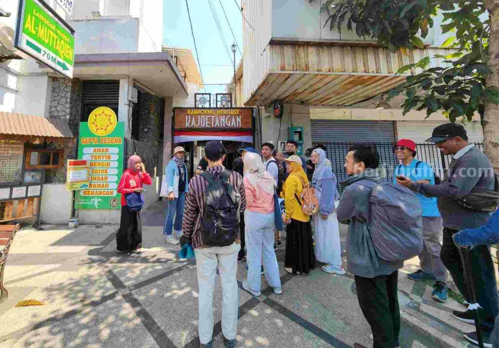 Pra Festival Sastra Kota Malang, Ada Pelatihan Menulis Esai dengan Topik Kayutangan Heritage Peserta berinteraksi langsung dengan warga kampung Kayutangan (Foto: Dani Alifian/beritajatim.com)