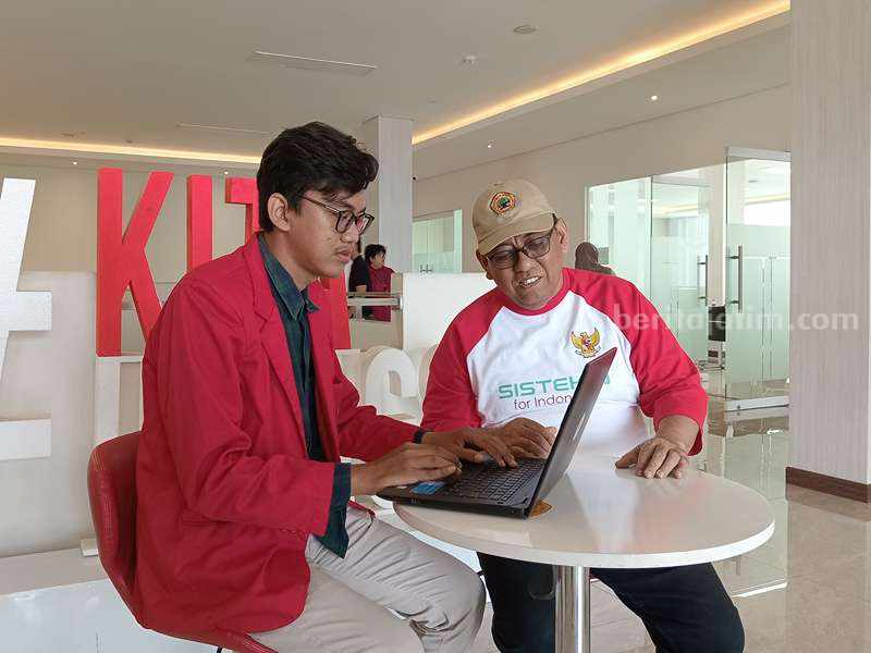 Mahasiswa Untag Surabaya Buat Peta Sebaran Gizi Buruk di Jatim Rizky Fajar Hidayat bersama Dosen Pembimbingnya, Supangat