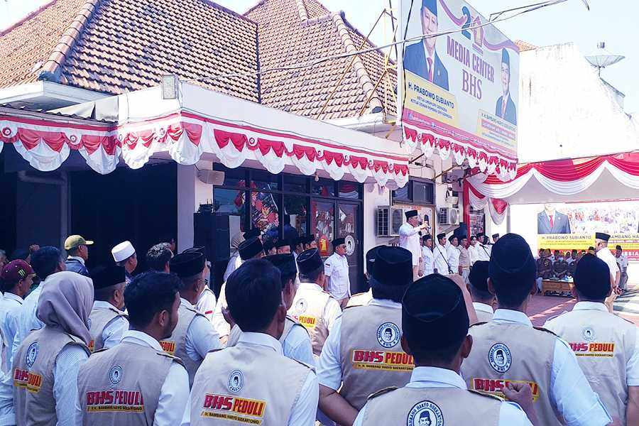 Bambang Haryo Soekartono upacara 17 Agustus bersama para veteran, nelayan, poktan, tukang becak dan ojol di kantornya