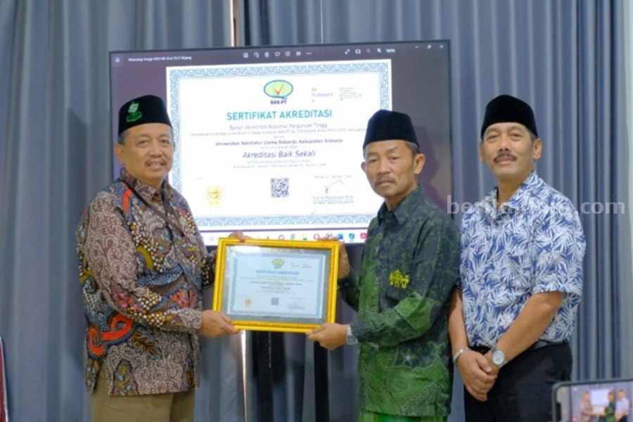 Unusida Raih Akreditasi Baik Sekali dari BAN-PT Rektor Unusida menyerahkan Sertifikat Akreditasi Baik Sekali kepada Ketua PCNU Sidoarjo KH Zainal Abidin