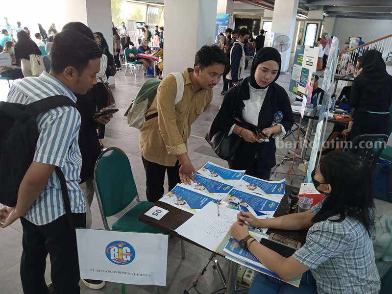 Ribuan Lulusan Kampus di Surabaya Geruduk UHW Perbanas untuk Lamar Kerja Para Job Seeker mendatangi stand perusahaan pada gelaran Job Fair UHW Perbanas