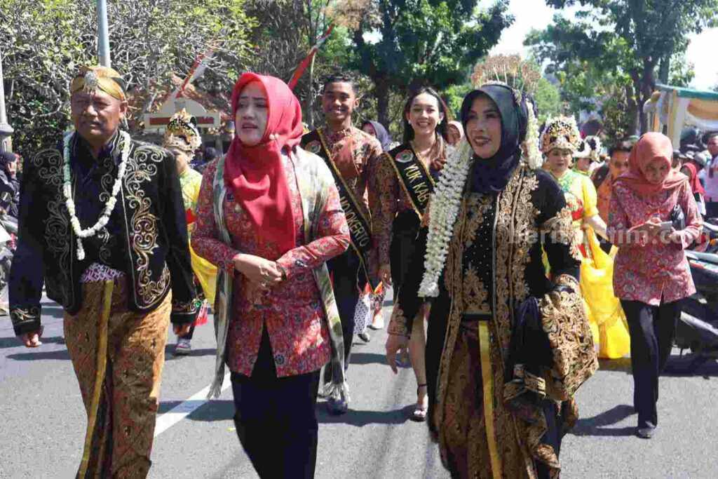 Bupati Mojokerto Ikfina Fahmawati membuka dan memberangkatkan peserta karnaval dalam rangka HUT ke-78 kemerdekaan RI. [Foto : ist]