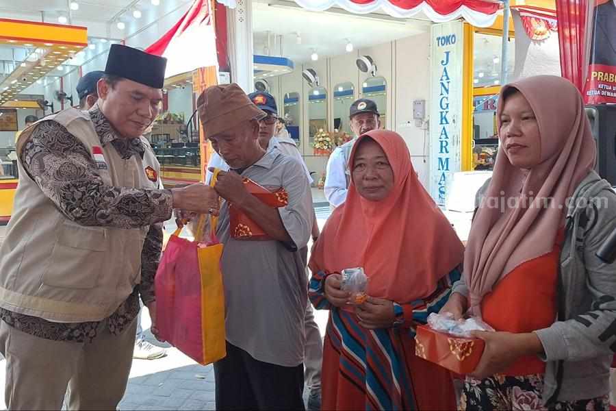BHS tengah mengapresiasi pedagang Pasar Krian yang teladan.
