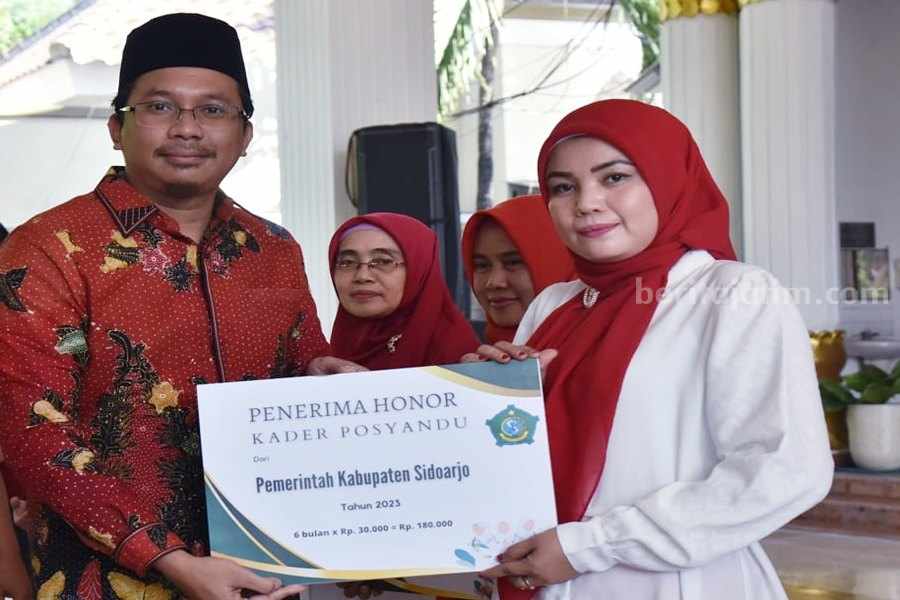 Ratusan Kader Kesehatan Kecamatan Candi Sidoarjo Terima Insentif Bupati Sidoarjo Gus Muhdlor menyerahkan insentif kepada Nakes di Kecamatan Candi