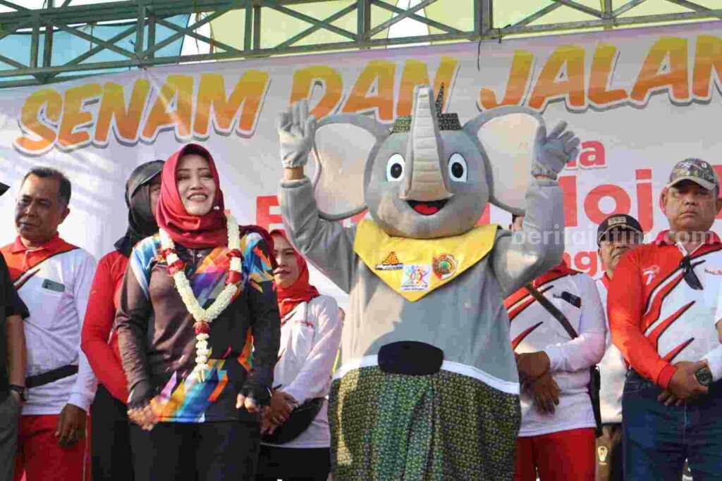 Bupati Mojokerto Ikfina Fahmawati meresmikan maskot milik Kabupaten Mojokerto dalam ajang Porprov Jatim ke-8, 'Si Mada'. [Foto : ist]