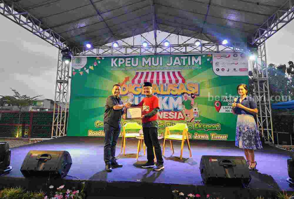 Miing Bagito jadi pengisi talk show Pesta UMKM 2023 di NK Cafe (Foto: Dani Alifian/beritajatim.com)