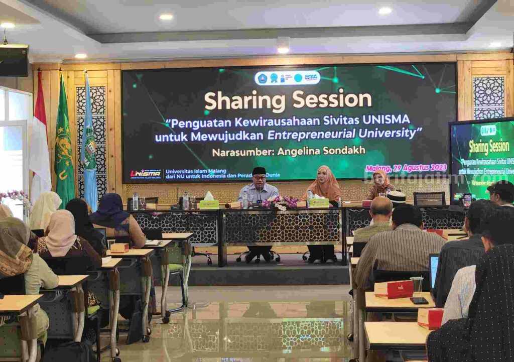 Sharing session Unisma bersama Angelina Sondakh (Foto: Dani Alifian/beritajatim.com)
