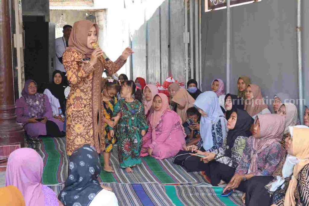 Bupati Mojokerto Ikfina Fahmawati saat membuka sesi tanya jawab program GELORA CINTA dan Pusyangatra di Desa Karang Asem, Kecamatan Kutorejo. [Foto : ist]
