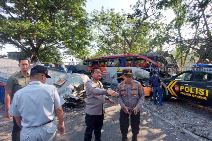 Bus Eka Vs Sugeng Rahayu di Geneng Ngawi, 4 Orang Meninggal Polisi berada di lokasi kecelakaan Bus Eka Vs Sugeng Rahayu, Kamis (31/8/2023)