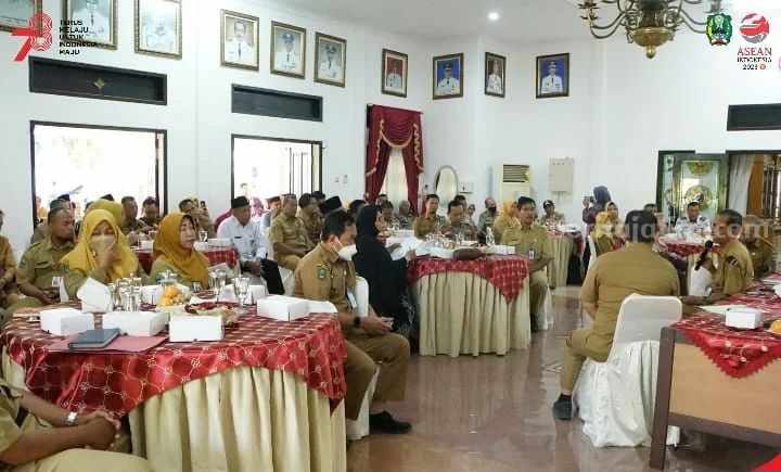 Bupati Magetan Suprawoto dan jajaran kepala dinassaat hadir dalam verifikasi lanjutan Penghargaan Swasti Saba 2023 di Ruang Jamuan Pendapa Surya Graha, Senin (7/8/2023) (Prokopim Magetan)