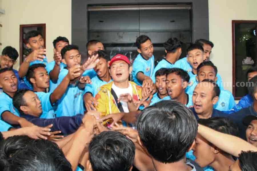 Bupati Yuhronur memberangkatkan 24 pemain yang tergabung dalam Tim Pekan Olahraga Provinsi (Porprov) Lamongan.