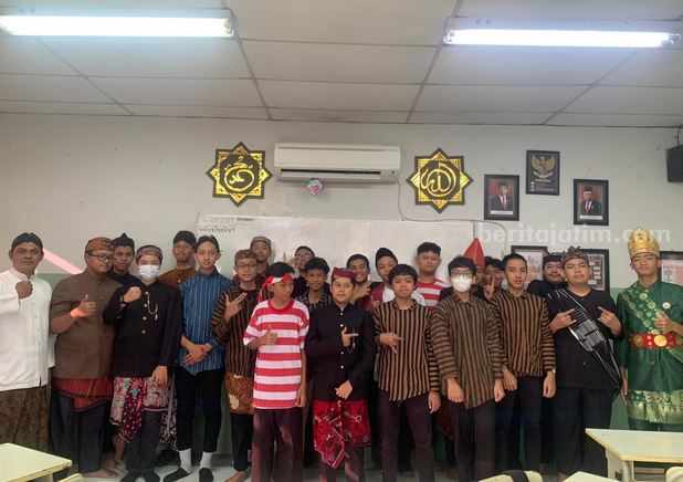 Karnaval Baju Adat Nusantara di SMP Al Falah Deltasari Sidoarjo dalam rangka memperingati hari ulang tahun ke-78 kemerdekaan Republik Indonesia.