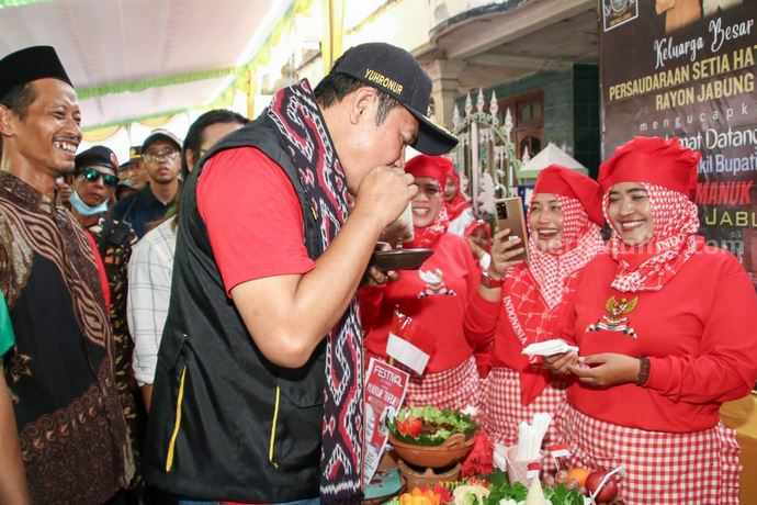 Festival 100 olahan manuk teruk yang digelar di Desa Jabung, Kecamatan Laren, Kabupaten Lamongan.