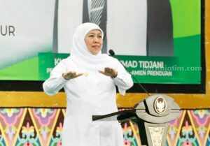 Khofifah Yakin PLTS di Ponpes Al-Amien Prenduan Jadi Referensi Dunia Gubernur Jatim Khofifah Indar Parawansa saat meresmikan PLTS di PP Al Amien Prenduan