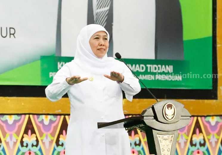 Gubernur Jatim Khofifah Indar Parawansa saat meresmikan PLTS di PP Al Amien Prenduan