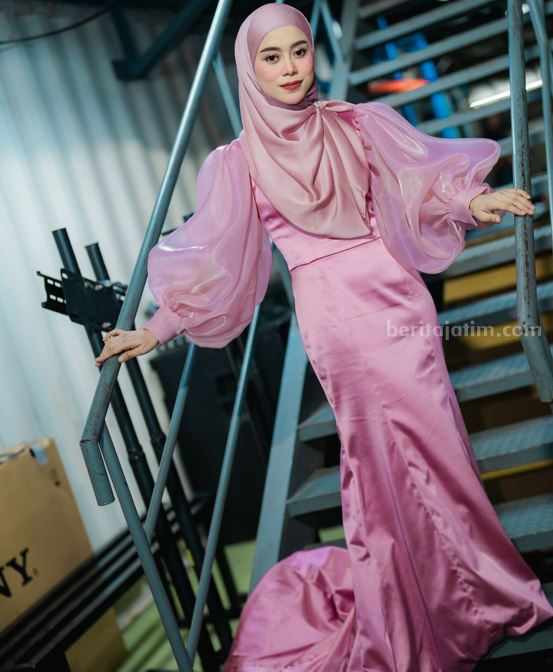 Lesti Kejora mengenakan gaun hasil karya fashion designer Natalia Soetjipto.