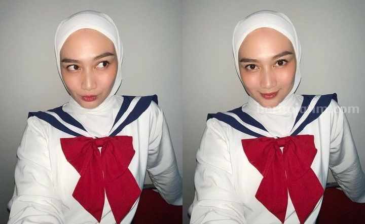 Meskipun cosplay menjadi Sailor Moon, Melody tetap berhijab.