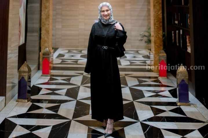 Gaya berhijab Melody saat menghadiri acara formal.