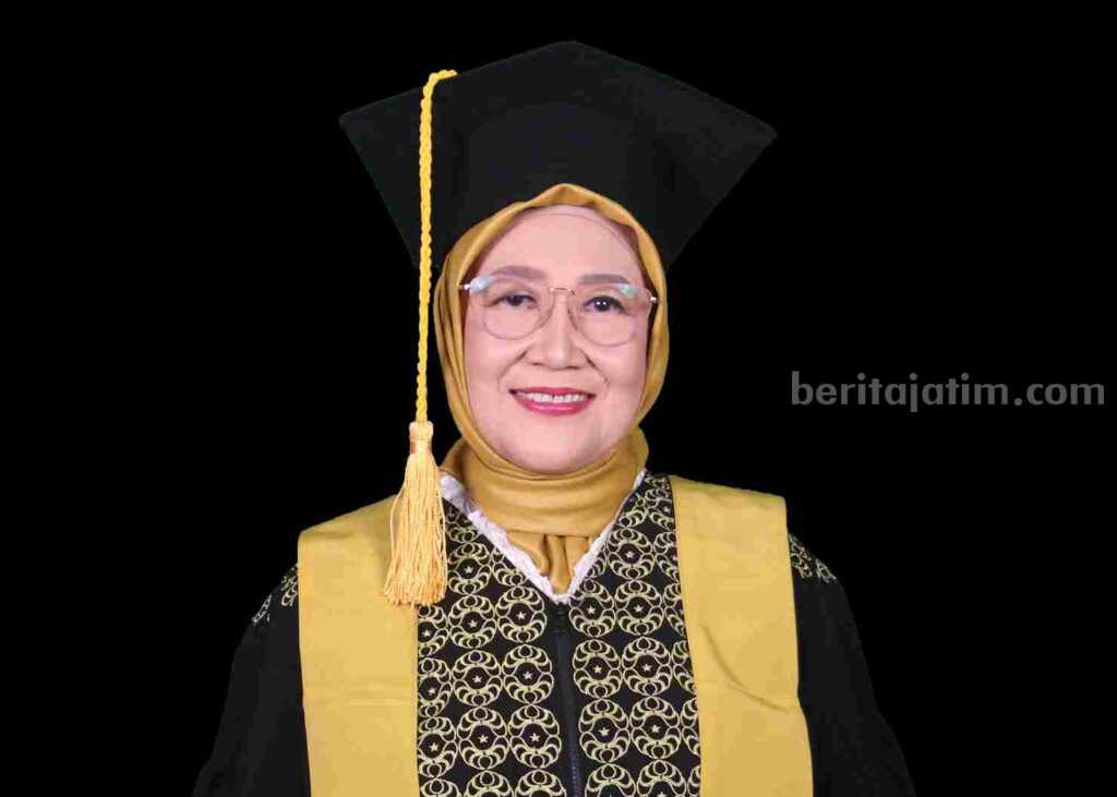 Guru Besar UM Tanamkan Karakter Kebangsaan Siswa Lewat Pembelajaran Sastra Prof. Dr. Hj. Yuni Pratiwi, M.Pd., menjadi guru besar UM bidang pembelajaran bahasa Indonesia (Foto: Istimewa)
