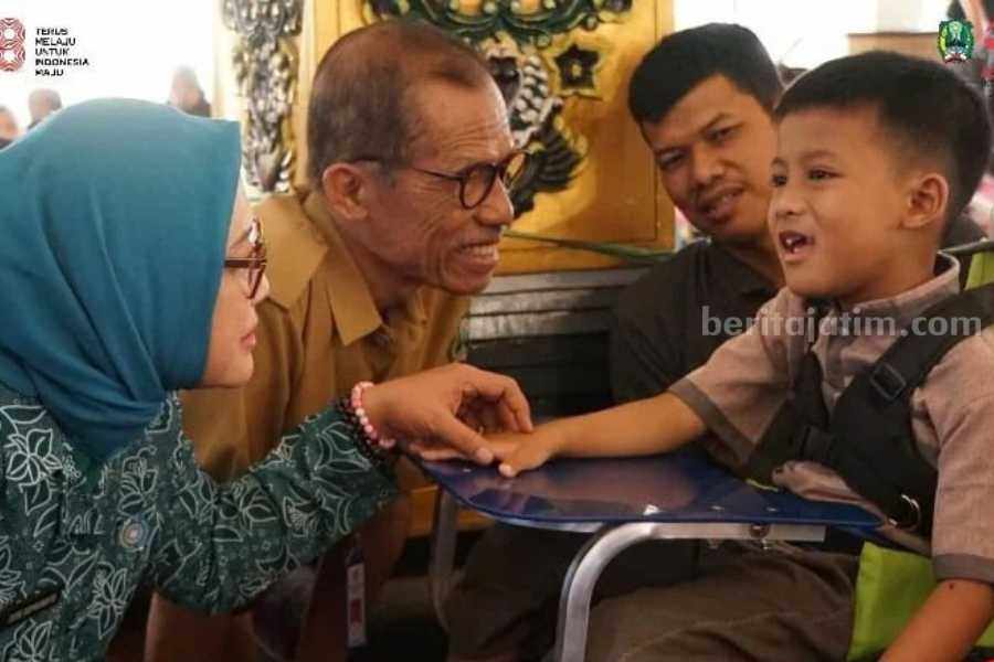 Penyerahan bantuan kursi roda untuka anak-anak cerebral palsy di Magetan secara simbolis oleh Bupati Magetan Suprawoto di Pendapa Surya Graha, Selasa (8/8/2023)
