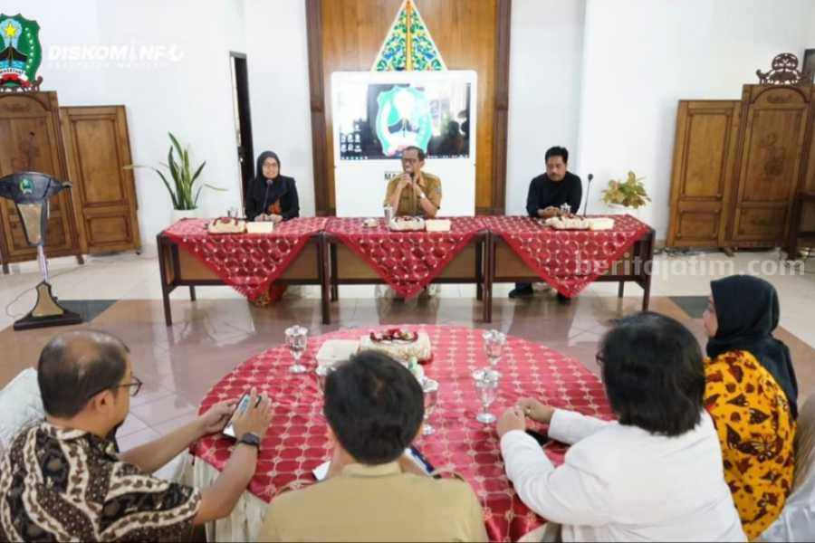 Ketua Deparemen PKM Unair saat audiensi dengan Bupati Magetan Suprawoto di Ruang Jamuan Pendapa Surya Graha, Selasa (8/8/2023)