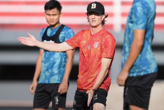 Pelatih Borneo FC Pieter Huistra meminta pasukannya tak jemawa meski belum terkalahkan di tiga laga. (Foto: Borneo FC)