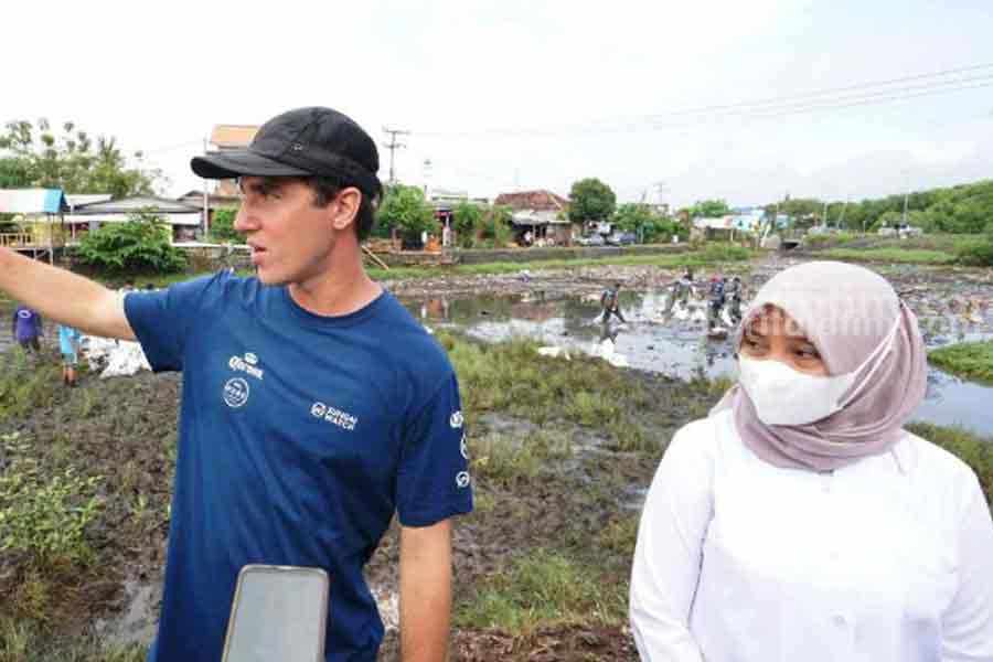 Bupati Banyuwangi Ipuk Fiestiandani bersama Founder Sungai Watch saat kegiatan pemasangan jaring di sungai beberapa bulan lalu. (dok/humaskab)