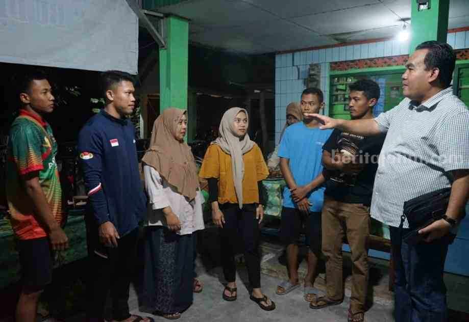 Bawa Motor Klasik, Orang Nomor Satu Blora Rela Datangi Rumah Peraih Medali Emas Bupati Blora saat mendatangi rumah Siti Nafisatul Hariroh. (Dinkominfo)