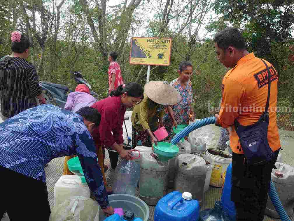 BPBD Bojonegoro distribusikan air bersih.