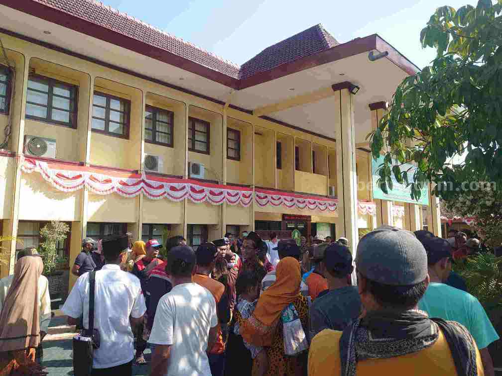 Geruduk PN Bojonegoro, Warga Sekitar Tambang Beri Dukungan Moral Terdakwa