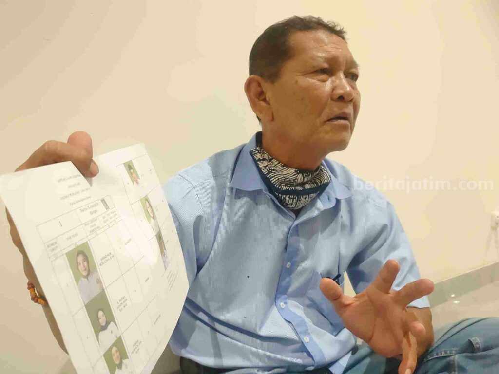 Anwar Sholeh atau Mbah Anwar saat menunjukkan data DCS anggota DPR RI Dapil IX, dari PKB.