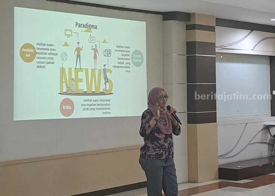 KPID Jatim Ajak Maba Unair Surabaya Kritis Konsumsi Media Massa Komisioner KPID Jatim Sundari saat mengisi United Fisip Orientation 2023.