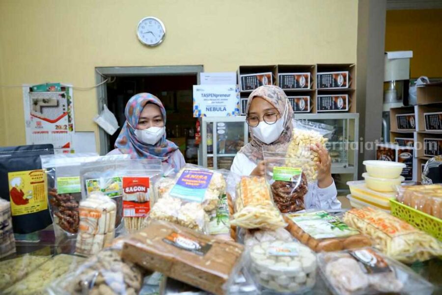 Bupati Banyuwangi Ipuk Fiestiandani bersama pelaku UMKM