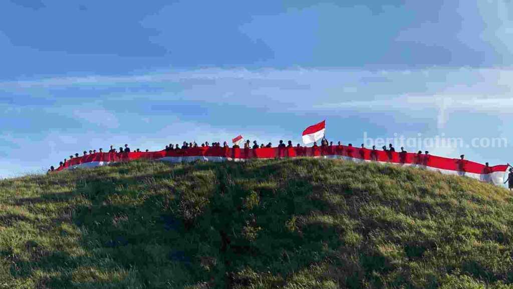 Pengibaran bendera Merah Putih di Gunung Penanggungan pada peringatan HUT RI ke-77 tahun 2022 lalu. [Foto : dok]