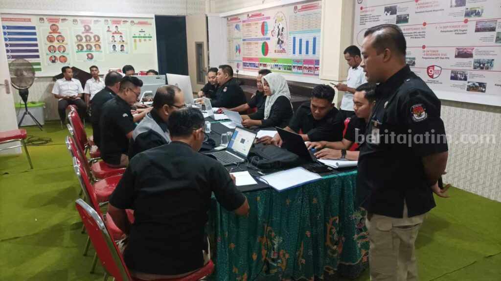 KPU Sumenep Izinkan Parpol Ganti Bacaleg, Perbaikan Berkas Tinggal 2 Hari Tim verifikator KPU Sumenep tengah memverifikasi berkas bacaleg