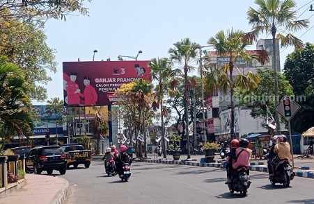 Baliho Tokoh Nasional Bertebaran di Kota Bangkalan Baliho tokoh nasional menjamur di kota Bangkalan (Foto: Zamachsari/beritajatim.com)
