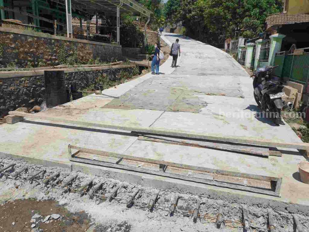 Pengerjaan infrastruktur jalan beton di Desa Kalikatir- Desa Begaganlimo, Kecamatan Gondang, Kabupaten Mojokerto. [Foto : ist]