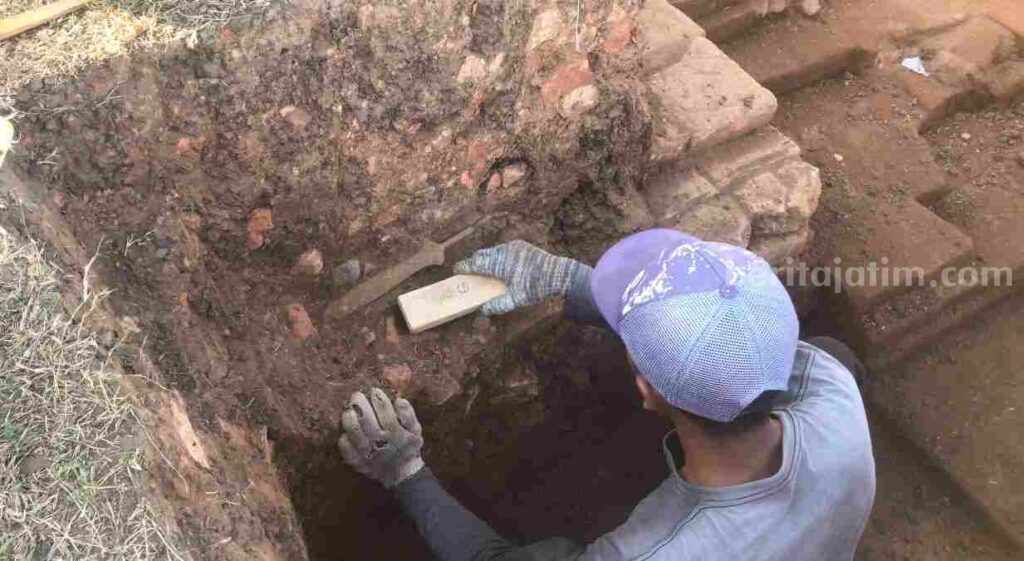 Mata tombak yang ditemukan di Situs Bhre Kahuripan di Desa Klinterejo, Kecamatan Sooko, Mojokerto. [Foto : ist]