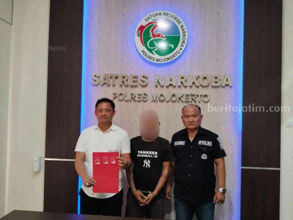 Tersangka TM yang berhasil diamankan anggota Sat Reskoba Polres Mojokerto. [Foto ; ist]